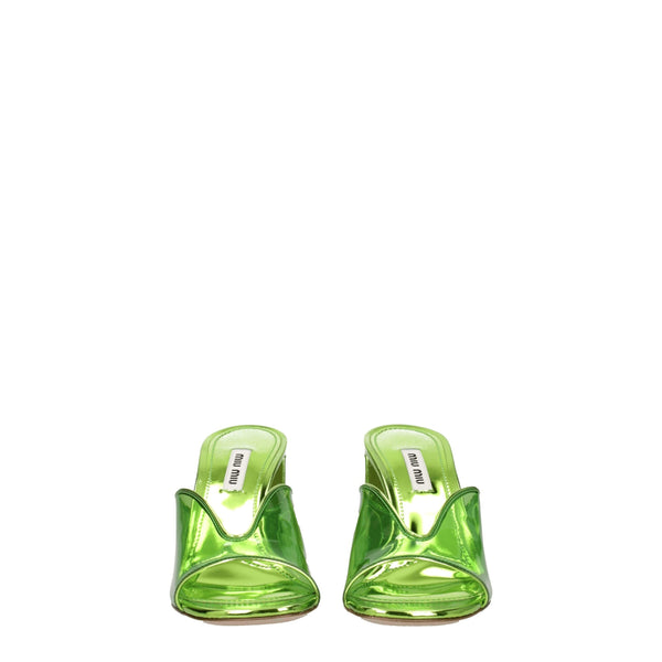 Grüne Plexiglas-Plateau-Sandalen