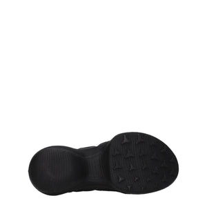 Slipper aus schwarzem Stoff