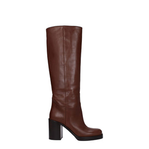 Braune Lederstiefel mit hohem Absatz