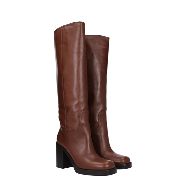 Braune Lederstiefel mit hohem Absatz