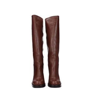 Braune Lederstiefel mit hohem Absatz