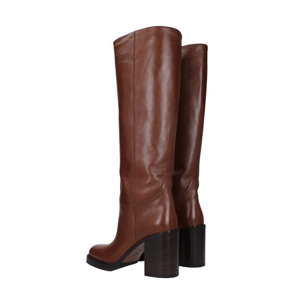 Braune Lederstiefel mit hohem Absatz