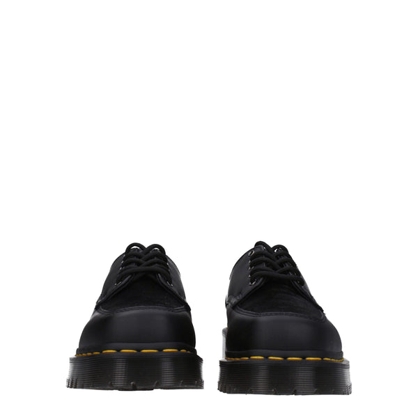 Schwarze Leder Oxfords und Derbies