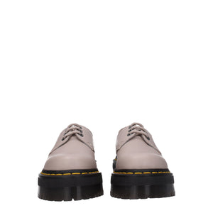 Graue Leder Oxfords und Derbies