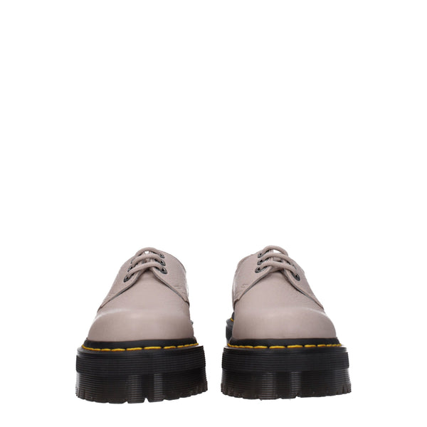 Graue Leder Oxfords und Derbies