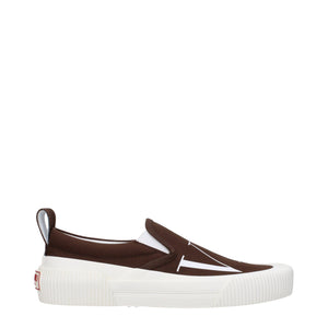Braune Slipper aus Stoff