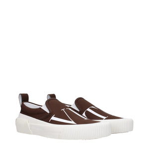 Braune Slipper aus Stoff