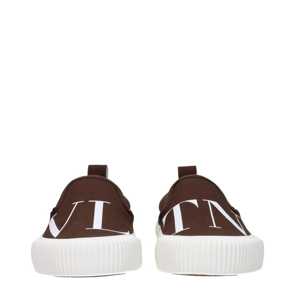 Braune Slipper aus Stoff