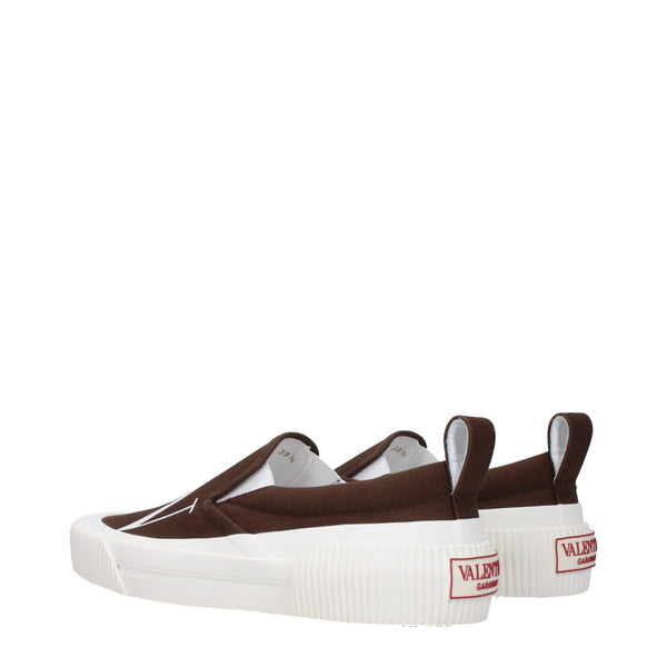 Braune Slipper aus Stoff