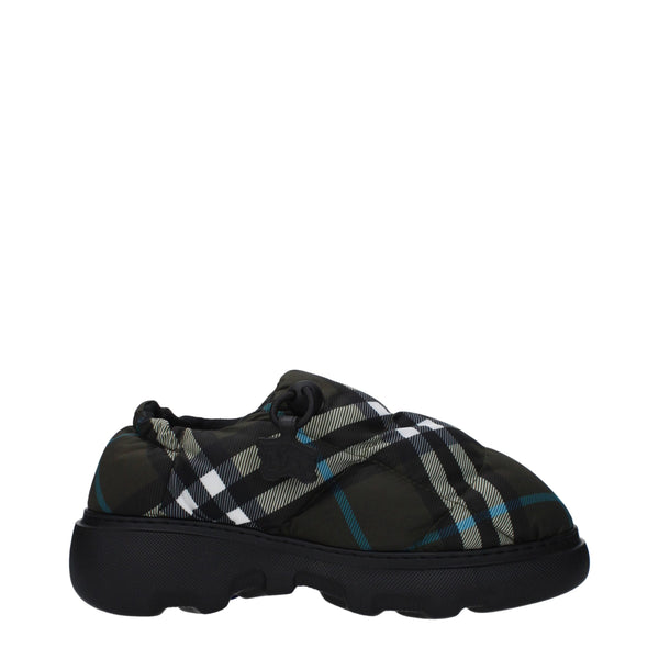 Slipper aus grünem Stoff