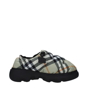 Slipper aus grünem Stoff