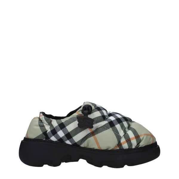 Slipper aus grünem Stoff