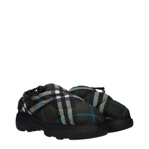 Slipper aus grünem Stoff