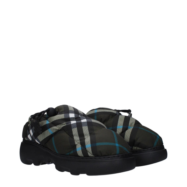 Slipper aus grünem Stoff