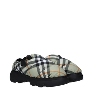Slipper aus grünem Stoff