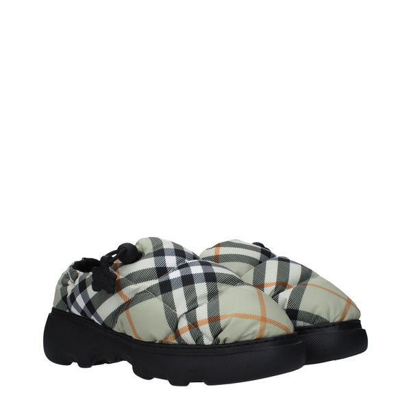 Slipper aus grünem Stoff