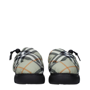 Slipper aus grünem Stoff