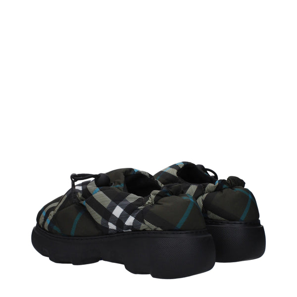 Slipper aus grünem Stoff