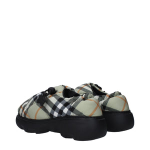 Slipper aus grünem Stoff
