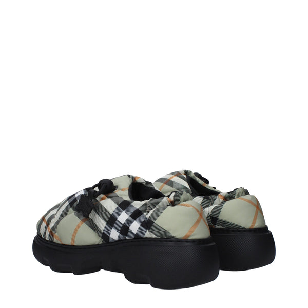 Slipper aus grünem Stoff