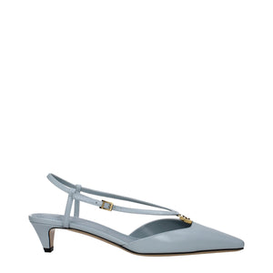 Hellblaue Leder-Sandalen mit flachem Absatz