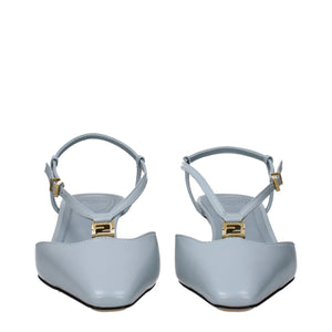 Hellblaue Leder-Sandalen mit flachem Absatz