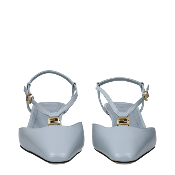 Hellblaue Leder-Sandalen mit flachem Absatz