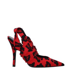 Rote Stoffpumps mit hohem Absatz