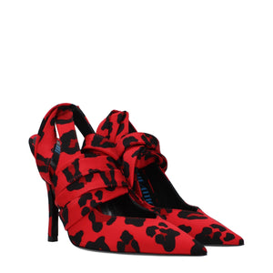 Rote Stoffpumps mit hohem Absatz