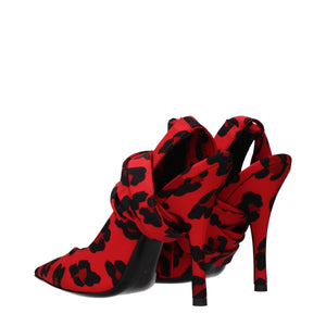 Rote Stoffpumps mit hohem Absatz