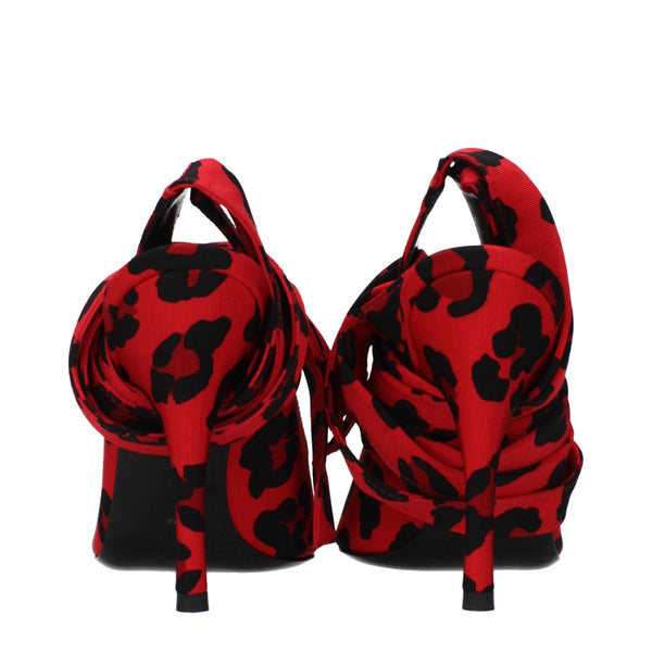 Rote Stoffpumps mit hohem Absatz