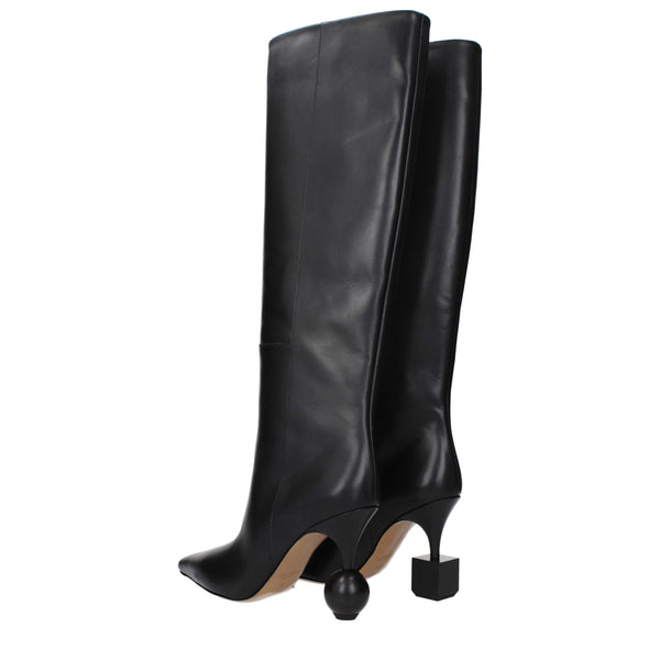 Schwarze Lederstiefel mit hohem Absatz