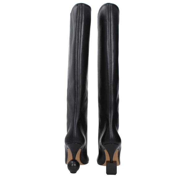 Schwarze Lederstiefel mit hohem Absatz