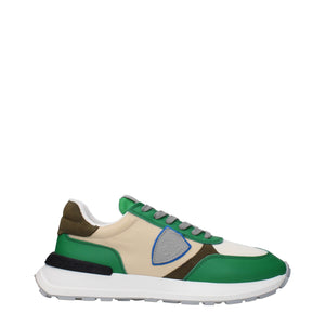 Grüner Stoff Sportliche Turnschuhe