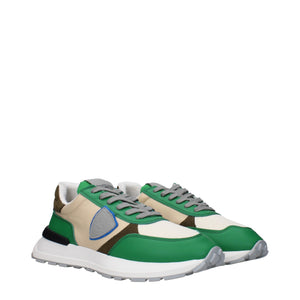 Grüner Stoff Sportliche Turnschuhe
