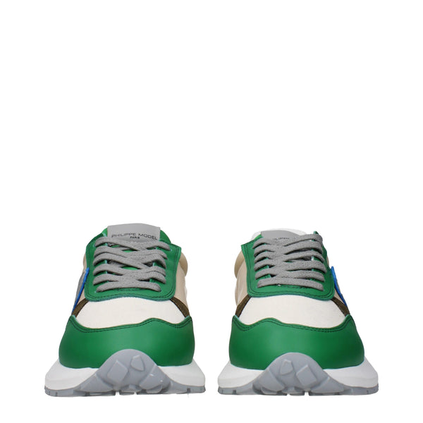 Grüner Stoff Sportliche Turnschuhe