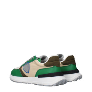 Grüner Stoff Sportliche Turnschuhe