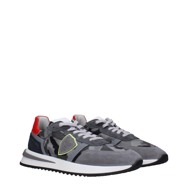 Graue Stoff-Sneakers
