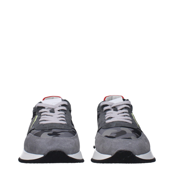 Graue Stoff-Sneakers