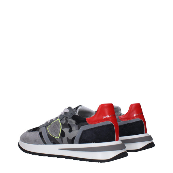 Graue Stoff-Sneakers
