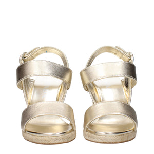 Goldene Leder-Keilsandalen