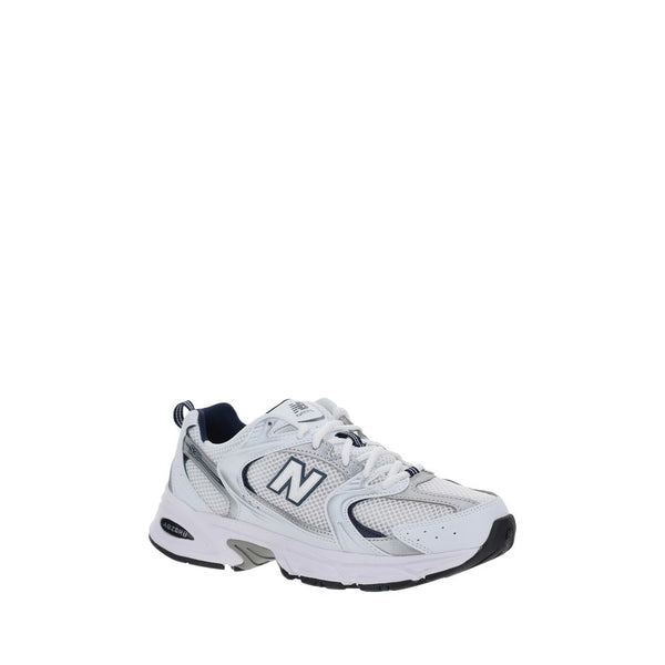 Weiße Polyethylen-Sportschuhe