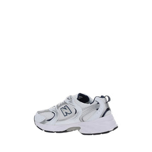 Weiße Polyethylen-Sportschuhe