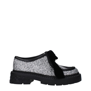 Graue Kunststoff-Slipper