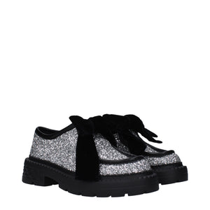 Graue Kunststoff-Slipper