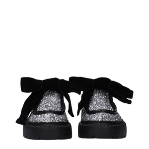 Graue Kunststoff-Slipper