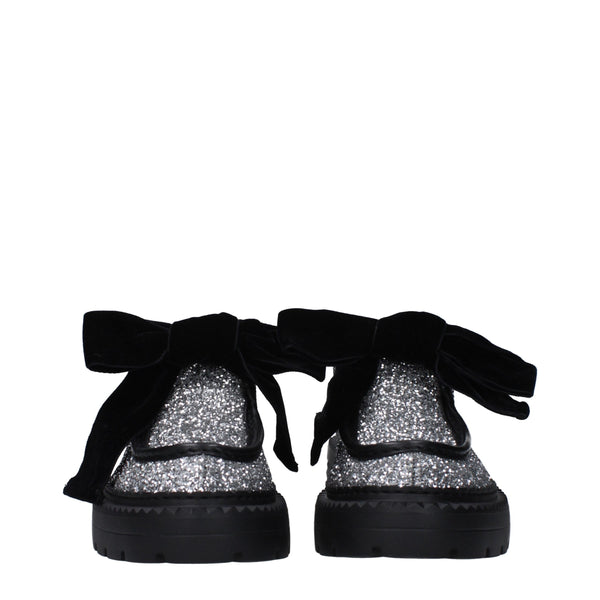 Graue Kunststoff-Slipper