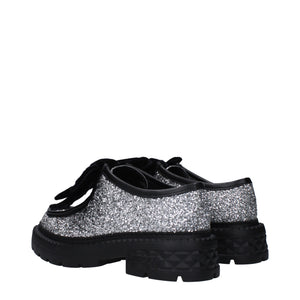 Graue Kunststoff-Slipper