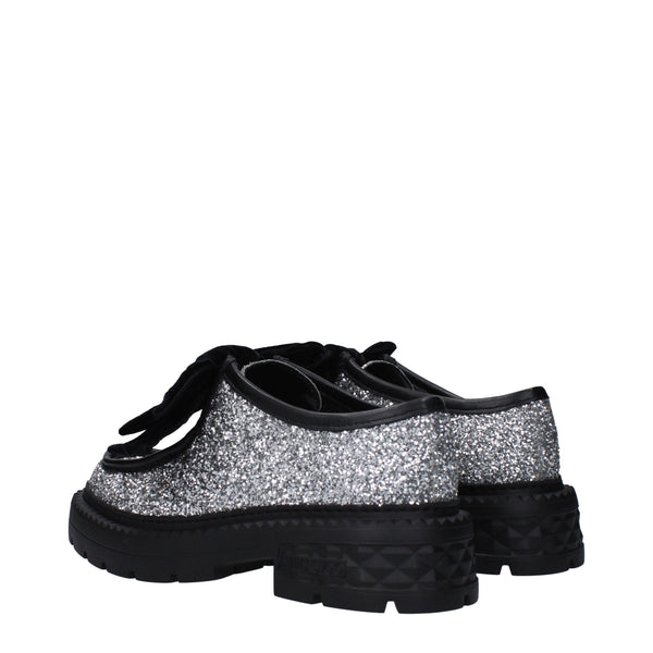 Graue Kunststoff-Slipper