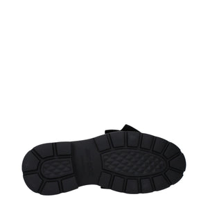 Graue Kunststoff-Slipper